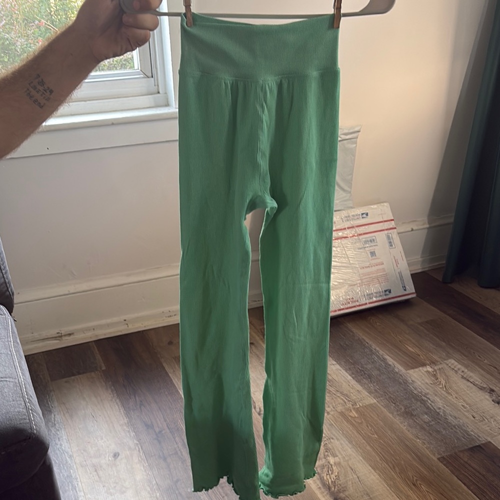 Yogalicious Green Leggings Stretchy Comfortable Bottoms
